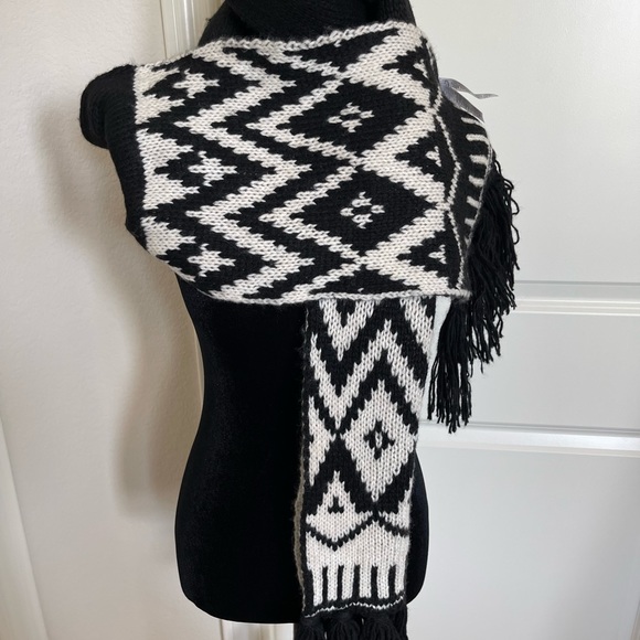 2 for $15 Old navy black & white geometric shape knit scarf - Picture 3 of 3